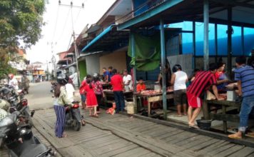 Desak Pemerintah Bongkar Pasar Babi PASAR BABI. Aktivitas Pasar Babi yang masih terus berlangsung meskipun aset pasar babi tersebut sudah dihapus, kemarin---Dedi Irawan