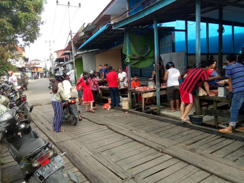 PASAR BABI. Aktivitas Pasar Babi yang masih terus berlangsung meskipun aset pasar babi tersebut sudah dihapus, kemarin---Dedi Irawan