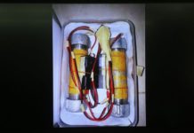 Tiga Kali Puji Dibelikan Mobil, tapi Dijual Semua BOM. Barang bukti bom yang digunakan para teroris diperlihatkan di layar saat keterangan pers di Polda Jatim, kemarin. Dite Surendra-Jawa Pos