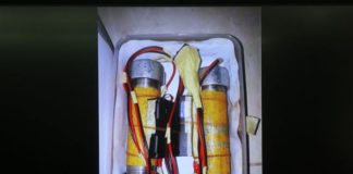 Tiga Kali Puji Dibelikan Mobil, tapi Dijual Semua BOM. Barang bukti bom yang digunakan para teroris diperlihatkan di layar saat keterangan pers di Polda Jatim, kemarin. Dite Surendra-Jawa Pos