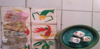 Dua Bandar Diamankan Polisi BB KOLOK-KOLOK. Barang bukti lapak dan dadu kolok-kolok yang berhasil disita polisi dari dua pelaku di Engkersik, Kamis dini hari (17/5). Polisi for Rakyat Kalbar