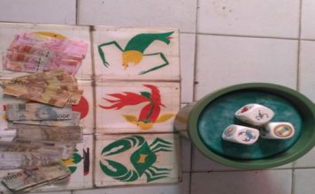 Dua Bandar Diamankan Polisi BB KOLOK-KOLOK. Barang bukti lapak dan dadu kolok-kolok yang berhasil disita polisi dari dua pelaku di Engkersik, Kamis dini hari (17/5). Polisi for Rakyat Kalbar