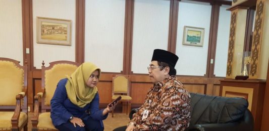 Tak Merangsang Haus, Sahur Minum Air Putih Hangat BINCANG-BINCANG. Dodi Riyadmaji bincang-bincang ringan dengan wartawan Rakyat Kalbar di ruang kerja Gubernur Kalbar, Kamis (17/5). Humas Pemprov for RK