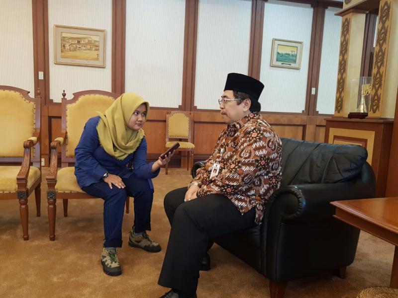 BINCANG-BINCANG. Dodi Riyadmaji bincang-bincang ringan dengan wartawan Rakyat Kalbar di ruang kerja Gubernur Kalbar, Kamis (17/5). Humas Pemprov for RK