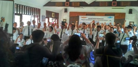 Tax Amnesty dan Kasus di Australia Bikin Garuda Merugi WAKTUNYA BERBENAH. Asosiasi Pilot Garuda (APG) melakukan jumpa pers, awal bulan ini. Mereka mengancam akan melakukan mogok, kalau manajemen PT Garuda Indonesia (Persero) Tbk. tidak segera berbenah. INDOPOS Photo