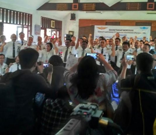 Tax Amnesty dan Kasus di Australia Bikin Garuda Merugi WAKTUNYA BERBENAH. Asosiasi Pilot Garuda (APG) melakukan jumpa pers, awal bulan ini. Mereka mengancam akan melakukan mogok, kalau manajemen PT Garuda Indonesia (Persero) Tbk. tidak segera berbenah. INDOPOS Photo