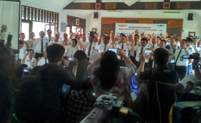 WAKTUNYA BERBENAH. Asosiasi Pilot Garuda (APG) melakukan jumpa pers, awal bulan ini. Mereka mengancam akan melakukan mogok, kalau manajemen PT Garuda Indonesia (Persero) Tbk. tidak segera berbenah. INDOPOS Photo