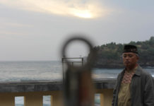 Mengintip Pengintip Hilal PANTAU. Tim Badan Hisab dan Rukyat Kemenag Pacitan saat mengamati hilal dari Pantai Srau. Sugeng-Radar Madiun