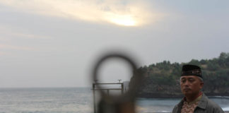 Mengintip Pengintip Hilal PANTAU. Tim Badan Hisab dan Rukyat Kemenag Pacitan saat mengamati hilal dari Pantai Srau. Sugeng-Radar Madiun