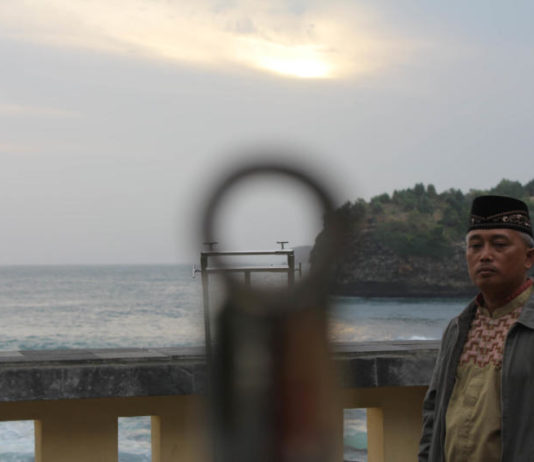 Mengintip Pengintip Hilal PANTAU. Tim Badan Hisab dan Rukyat Kemenag Pacitan saat mengamati hilal dari Pantai Srau. Sugeng-Radar Madiun