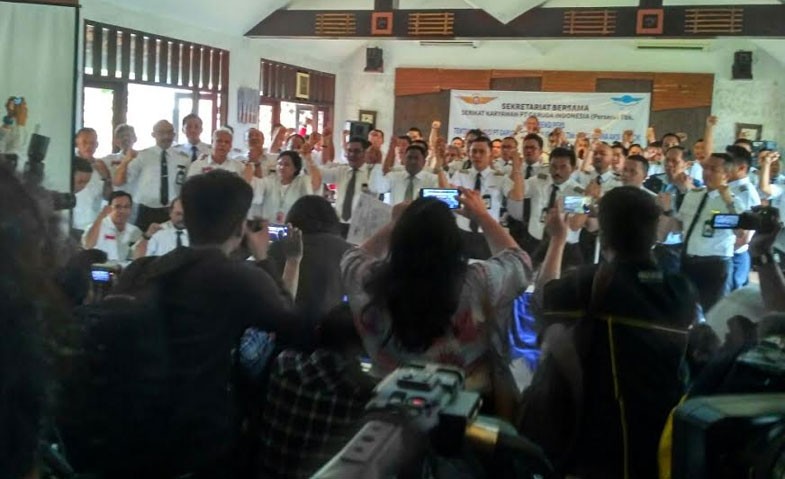 WAKTUNYA BERBENAH. Asosiasi Pilot Garuda (APG) melakukan jumpa pers, awal bulan ini. Mereka mengancam akan melakukan mogok, kalau manajemen PT Garuda Indonesia (Persero) Tbk. tidak segera berbenah. INDOPOS Photo