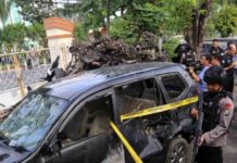 Tiga Keluarga Bomber Ketemuan Sepekan Sekali TAK BERBENTUK. Sejumlah kendaraan, milik pelaku teror maupun jemaat tiga gereja di Surabaya, di Polda Jatim, kemarin (15/5). Dite Surendra-Jawa Pos