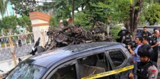 Tiga Keluarga Bomber Ketemuan Sepekan Sekali TAK BERBENTUK. Sejumlah kendaraan, milik pelaku teror maupun jemaat tiga gereja di Surabaya, di Polda Jatim, kemarin (15/5). Dite Surendra-Jawa Pos