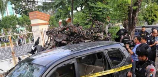 Tiga Keluarga Bomber Ketemuan Sepekan Sekali TAK BERBENTUK. Sejumlah kendaraan, milik pelaku teror maupun jemaat tiga gereja di Surabaya, di Polda Jatim, kemarin (15/5). Dite Surendra-Jawa Pos