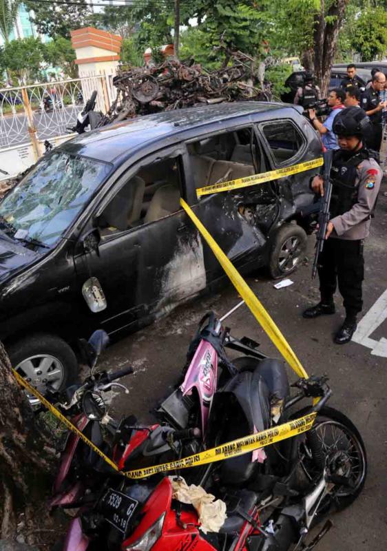 TAK BERBENTUK. Sejumlah kendaraan, milik pelaku teror maupun jemaat tiga gereja di Surabaya, di Polda Jatim, kemarin (15/5). Dite Surendra-Jawa Pos