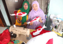 Terinspirasi Usaha Anak, Berkreasi dengan Boneka Koi BONEKA KOI. Rochiyati menunjukkan boneka berbentuk ikan koi buatannya di kediamannya di Madiun. DILA RAHMATIKA/Radar Madiun