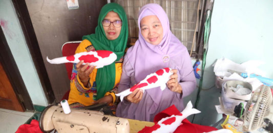 Terinspirasi Usaha Anak, Berkreasi dengan Boneka Koi BONEKA KOI. Rochiyati menunjukkan boneka berbentuk ikan koi buatannya di kediamannya di Madiun. DILA RAHMATIKA/Radar Madiun
