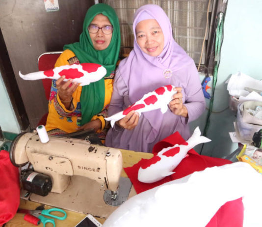 Terinspirasi Usaha Anak, Berkreasi dengan Boneka Koi BONEKA KOI. Rochiyati menunjukkan boneka berbentuk ikan koi buatannya di kediamannya di Madiun. DILA RAHMATIKA/Radar Madiun