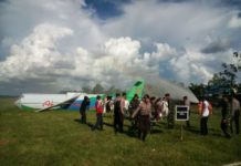 Pesawat Meledak, Dua Penumpang Tewas BUKAN KEJADIAN SEBENARNYA. Petugas gabungan memadamkan api dan mengevakuasi korban pesawat Arwana Air pada simulasi di Bandara Pangsuma Putussibau, Kapuas Hulu Rabu (9/5). Andreas-RK