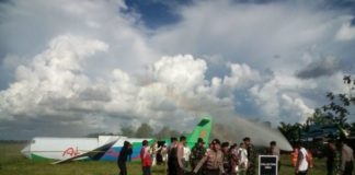 Pesawat Meledak, Dua Penumpang Tewas BUKAN KEJADIAN SEBENARNYA. Petugas gabungan memadamkan api dan mengevakuasi korban pesawat Arwana Air pada simulasi di Bandara Pangsuma Putussibau, Kapuas Hulu Rabu (9/5). Andreas-RK