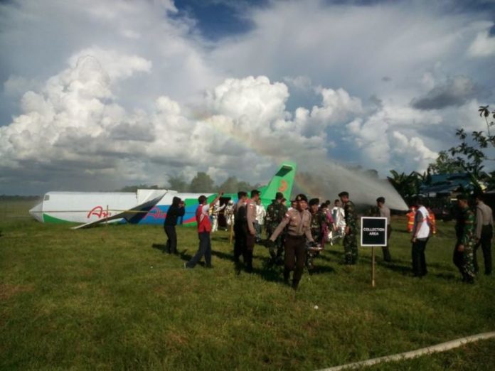 BUKAN KEJADIAN SEBENARNYA. Petugas gabungan memadamkan api dan mengevakuasi korban pesawat Arwana Air pada simulasi di Bandara Pangsuma Putussibau, Kapuas Hulu Rabu (9/5). Andreas-RK