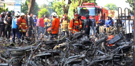 Minta Foto dan Video Teror Tidak Di-Share Kondisi Kerusakan sepeda motor yang di akibatkan ledakan Bom di GPPS Jemaat Sawahan di Jalan Arjuno Minggu 13 Mei 2013. Tim Pemadam kebakaran, Polisi, dan Gegana bekerja keras untuk menstabilkan kondisi. Foto: Ahmad Khusaini/Jawa Pos