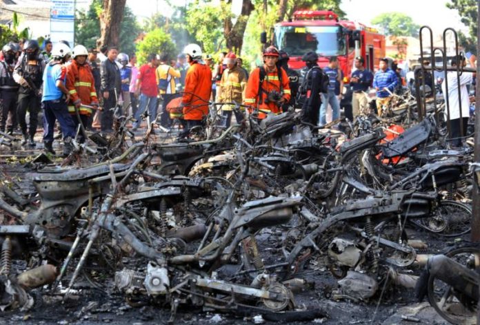 Kondisi Kerusakan sepeda motor yang di akibatkan ledakan Bom di GPPS Jemaat Sawahan di Jalan Arjuno Minggu 13 Mei 2013. Tim Pemadam kebakaran, Polisi, dan Gegana bekerja keras untuk menstabilkan kondisi. Foto: Ahmad Khusaini/Jawa Pos