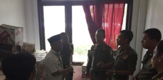 Sita 2.107 Botol Minol di Tanah Hitam APRESIASI KINERJA. Bupati Sambas, H Atbah Romin Suhaili Lc mendatangi Kantor Satpol PP Kabupaten Sambas menyampaikan apresiasi terhadap kinerja Tim Satuan Tugas Pangan Kabupaten Sambas, Jumat (25/5). Zulpian Humas dan Protokol Setda Sambas for Rakyat Kalbar
