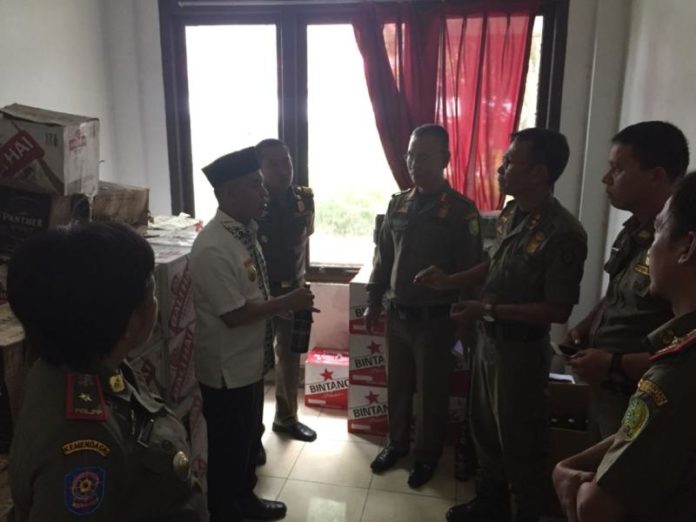 APRESIASI KINERJA. Bupati Sambas, H Atbah Romin Suhaili Lc mendatangi Kantor Satpol PP Kabupaten Sambas menyampaikan apresiasi terhadap kinerja Tim Satuan Tugas Pangan Kabupaten Sambas, Jumat (25/5). Zulpian Humas dan Protokol Setda Sambas for Rakyat Kalbar