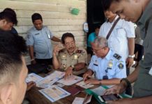 Warga Tiongkok Luntang-lantung di Kapuas Hulu CEK SURAT. Dios Dani bersama Tim Pora Kapuas Hulu mengecek dokumen WNA asal Tiongkok yang akan bekerja di perusahaan tambang di Kecamatan Bunut Hulu, Rabu (16/5). Imigrasi Putussibau for RK