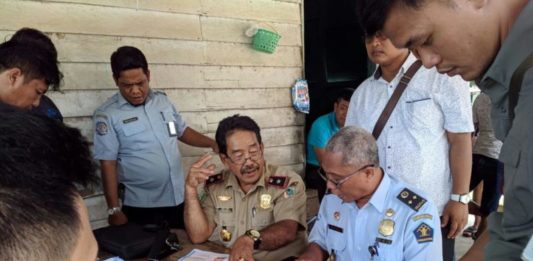 Warga Tiongkok Luntang-lantung di Kapuas Hulu CEK SURAT. Dios Dani bersama Tim Pora Kapuas Hulu mengecek dokumen WNA asal Tiongkok yang akan bekerja di perusahaan tambang di Kecamatan Bunut Hulu, Rabu (16/5). Imigrasi Putussibau for RK