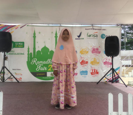 Ditempa Melalui Ekskul di Sekolah, Aprilia Selalu Juara DA'I CILIK. Aprilia Putri Khatlista, peserta juara pertama lomba da’i cilik kegiatan Ramadan Fair yang digelar di kawasan Tugu Khatulistiwa, Minggu (27/5). Nova Sari-RK
