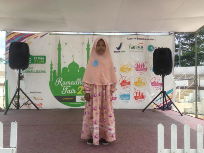 DA'I CILIK. Aprilia Putri Khatlista, peserta juara pertama lomba da’i cilik kegiatan Ramadan Fair yang digelar di kawasan Tugu Khatulistiwa, Minggu (27/5). Nova Sari-RK