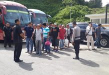 Malaysia Deportasi 118 TKI Bermasalah DIDEPORTASI. Petugas mendata 118 TKI bermasalah yang dipulangkan dari Malaysia melalui PLBN Terpadu Entikong, Minggu (27/5). Polsek Entikong for RK