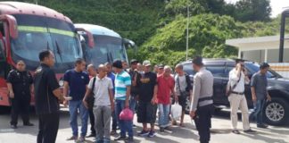 Malaysia Deportasi 118 TKI Bermasalah DIDEPORTASI. Petugas mendata 118 TKI bermasalah yang dipulangkan dari Malaysia melalui PLBN Terpadu Entikong, Minggu (27/5). Polsek Entikong for RK