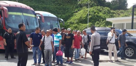 Malaysia Deportasi 118 TKI Bermasalah DIDEPORTASI. Petugas mendata 118 TKI bermasalah yang dipulangkan dari Malaysia melalui PLBN Terpadu Entikong, Minggu (27/5). Polsek Entikong for RK