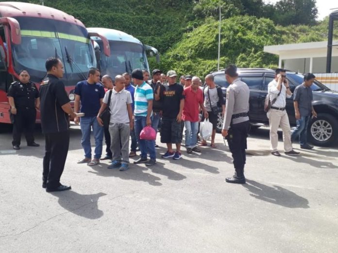 DIDEPORTASI. Petugas mendata 118 TKI bermasalah yang dipulangkan dari Malaysia melalui PLBN Terpadu Entikong, Minggu (27/5). Polsek Entikong for RK