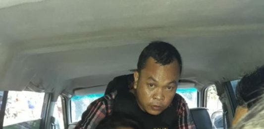 Penyerang Polsek Maro Sebo Terindikasi Sakit Jiwa DIAMANKAN. Pelaku penyerangan Mapolsek Maro Sebo, Jambi, AS, diamankan dua jam setelah kejadian di kediamannya, Desa Danau Lamo, Maro Sebo, kemarin (22/5). Ellan Ra-Jambi Ekspres
