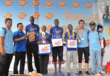 Pelari Kenya Borong Kategori Internasional DIBORONG. Empat pelari Kenya menerima piala kategori internasional di halaman Hotel Mahkota Pontianak, Minggu (13/5). Maulidi Murni-RK