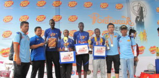 Pelari Kenya Borong Kategori Internasional DIBORONG. Empat pelari Kenya menerima piala kategori internasional di halaman Hotel Mahkota Pontianak, Minggu (13/5). Maulidi Murni-RK