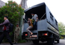 Ada yang Lagi Berhanduk dan Sembunyi di Balik Pintu DIGIRING. Pasangan mesum ini digiring Mako Satpol PP Kota Pontianak, Kamis (3/5) pagi—Ocsya Ade CP