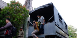 Ada yang Lagi Berhanduk dan Sembunyi di Balik Pintu DIGIRING. Pasangan mesum ini digiring Mako Satpol PP Kota Pontianak, Kamis (3/5) pagi—Ocsya Ade CP