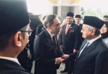Bulan Madu Mahathir DIBEBASKAN. Anwar Ibrahim bertemu Perdana Menteri Mahathir Mohamad (Dr. M) di Istana Negara, Kuala Lumpur, Malaysia, Rabu (16/5). Ia baru saja dibebaskan dari penjara. Twitter Bernama @bernamadotcom