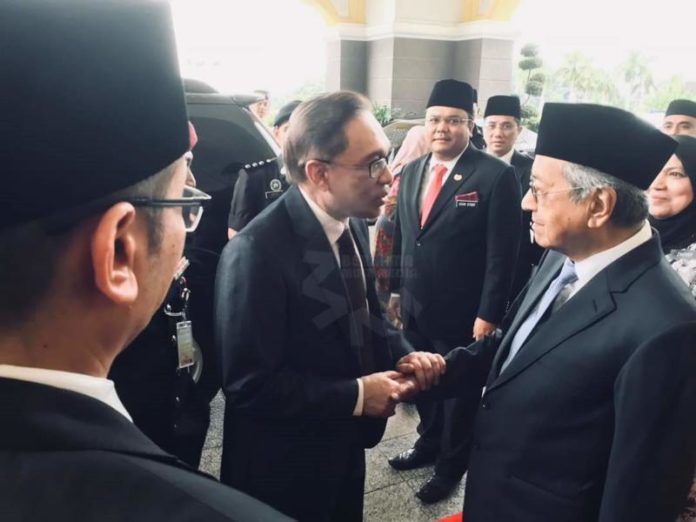 DIBEBASKAN. Anwar Ibrahim bertemu Perdana Menteri Mahathir Mohamad (Dr. M) di Istana Negara, Kuala Lumpur, Malaysia, Rabu (16/5). Ia baru saja dibebaskan dari penjara. Twitter Bernama @bernamadotcom