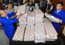 Akhirnya, 1 Napi BLBI Ganti Kerugian Negara Rp87 Miliar DUIT SAMADIKUN. Petugas cash center Bank Mandiri dan kepolisian menata kemasan uang tunai dari Samadikun Hartono sebesar Rp87 miliar, Kamis (17/5), di Plaza Mandiri Jakarta. Muhamad Ali-Jawa Pos