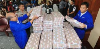 Akhirnya, 1 Napi BLBI Ganti Kerugian Negara Rp87 Miliar DUIT SAMADIKUN. Petugas cash center Bank Mandiri dan kepolisian menata kemasan uang tunai dari Samadikun Hartono sebesar Rp87 miliar, Kamis (17/5), di Plaza Mandiri Jakarta. Muhamad Ali-Jawa Pos