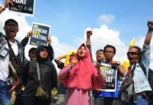 Profesionalisme Pers Harus Berdiri di Atas Kepentingan Rakyat BERORASI. Para jurnalis tengah berorasi dan menyerukan pernyataan sikap dalam peringatan Hari Kebebasan Pers se-Dunia di Taman Digulis Untan Pontianak, Kamis (3/5) siang—Arief Nugroho AJI Pontianak for RK