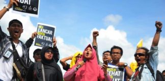 Profesionalisme Pers Harus Berdiri di Atas Kepentingan Rakyat BERORASI. Para jurnalis tengah berorasi dan menyerukan pernyataan sikap dalam peringatan Hari Kebebasan Pers se-Dunia di Taman Digulis Untan Pontianak, Kamis (3/5) siang—Arief Nugroho AJI Pontianak for RK