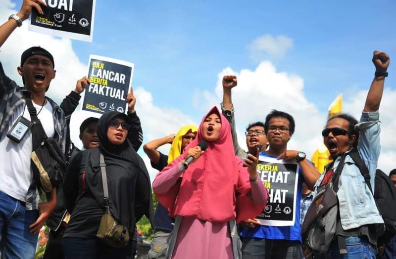 BERORASI. Para jurnalis tengah berorasi dan menyerukan pernyataan sikap dalam peringatan Hari Kebebasan Pers se-Dunia di Taman Digulis Untan Pontianak, Kamis (3/5) siang—Arief Nugroho AJI Pontianak for RK