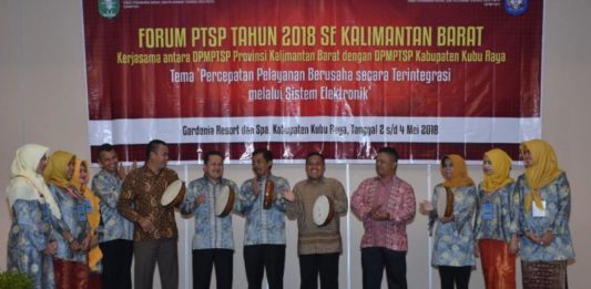 Rakor PTSP se-Kalbar Pukul Rabana. Wabup Hermanus didampingi Sekda Kubu Raya, H Odang Prasetyo beserta panitia membuka rakor PTSP dengan memukul rabaan. Syamsul Arifin/RK.